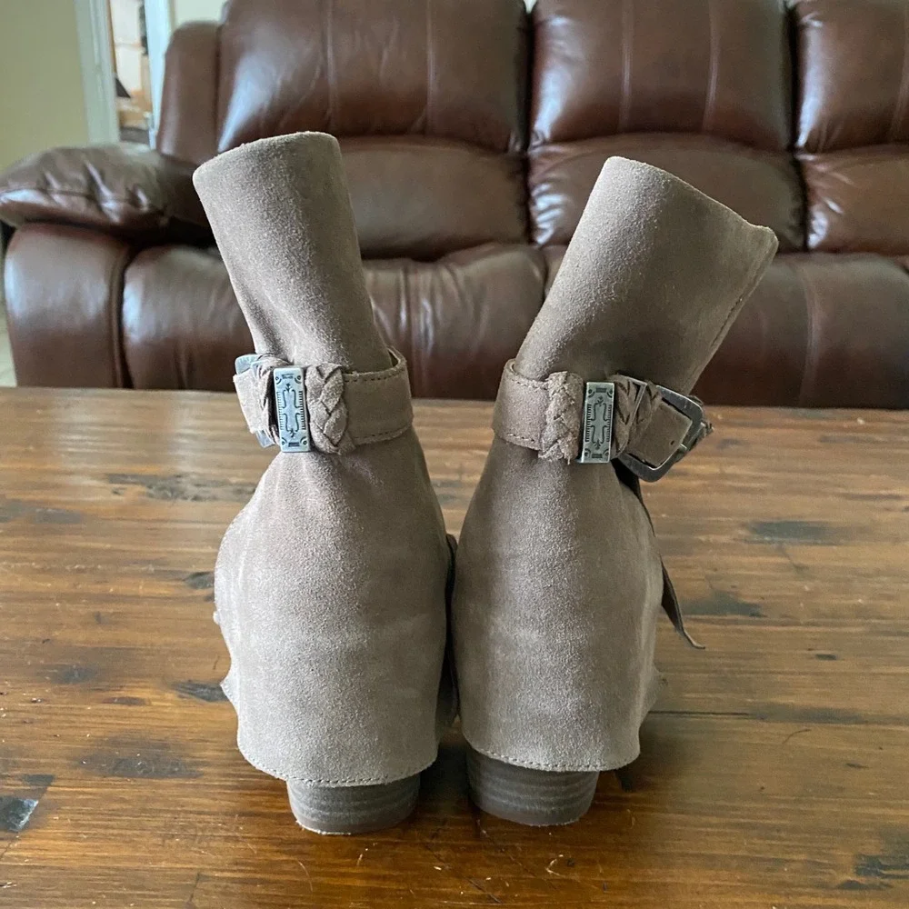 Crown Vintage Braydon Taupe Suede Ankle Boots Size 7.5 Pointed Toe Buckle Strap